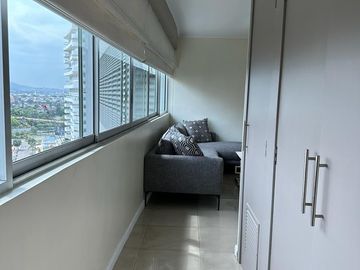 En venta suite amoblada en Riverfront 2 en Puerto Santa Ana
