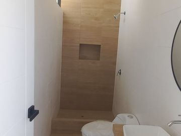 Venta de Casa de estreno 3 pisos con Piscina en Piura