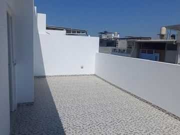 Venta de Casa de estreno 3 pisos con Piscina en Piura