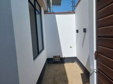 Venta de Casa de estreno 3 pisos con Piscina en Piura