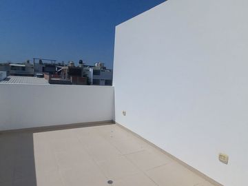Venta de Casa de estreno 3 pisos con Piscina en Piura