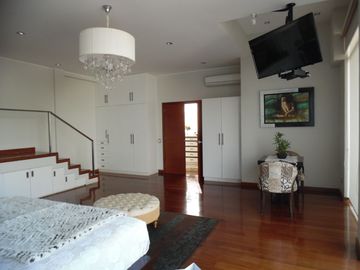 HERMOSA CASA 5 DORMITORIOS -JARDÍN SAUNA GIMNASIO PISCINA