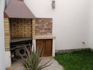 LA MOLINA. Casa en Venta en la Urb. Santa Patricia, cerca a Javier Prado. Calle cerrada. 4 dormitorios