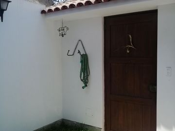 LA MOLINA. Casa en Venta en la Urb. Santa Patricia, cerca a Javier Prado. Calle cerrada. 4 dormitorios