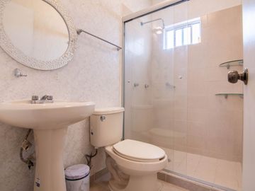 Casa en venta en coto Alta California con Remodelaciones y Aire Acondicionado
