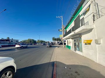 Local Comercial con Casa. Sobre Ave. Principal por Blvd. Solidaridad