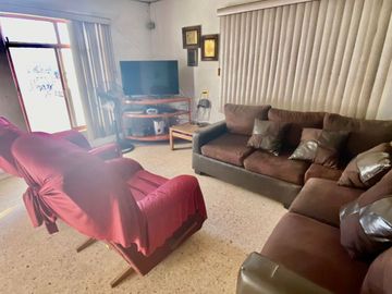 Local Comercial con Casa. Sobre Ave. Principal por Blvd. Solidaridad