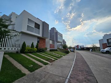 COLINAS DE SAN ISIDRO ZAPOPAN (ZONA CAÑADAS) CASA EN VENTA FRENTE A BOSQUE