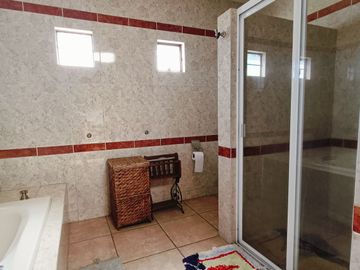 CASA GRANDE EN VENTA - JARIPEO - SALIDA A MIL CUMBRES