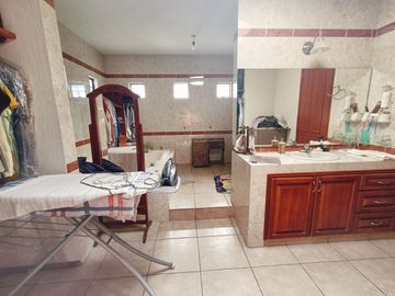 CASA GRANDE EN VENTA - JARIPEO - SALIDA A MIL CUMBRES