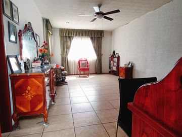 CASA GRANDE EN VENTA - JARIPEO - SALIDA A MIL CUMBRES