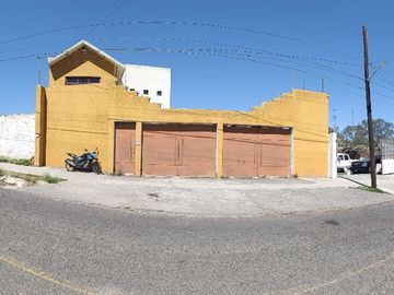 CASA GRANDE EN VENTA - JARIPEO - SALIDA A MIL CUMBRES