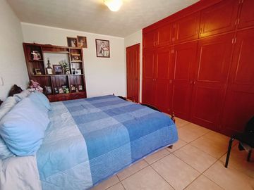CASA GRANDE EN VENTA - JARIPEO - SALIDA A MIL CUMBRES