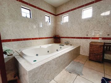 CASA GRANDE EN VENTA - JARIPEO - SALIDA A MIL CUMBRES