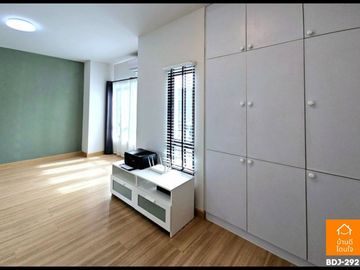 Townhouse, newly renovated, The Ricco Town Ramindra - Watcharaphon (24.3 sq m.), 4 bedrooms, 2 bathrooms, near 5 Watcharaphon intersection.