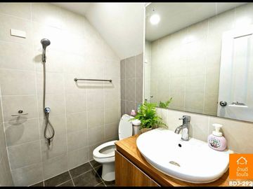 Townhouse, newly renovated, The Ricco Town Ramindra - Watcharaphon (24.3 sq m.), 4 bedrooms, 2 bathrooms, near 5 Watcharaphon intersection.