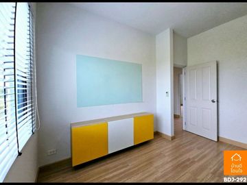 Townhouse, newly renovated, The Ricco Town Ramindra - Watcharaphon (24.3 sq m.), 4 bedrooms, 2 bathrooms, near 5 Watcharaphon intersection.