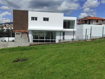 Hermosa casa Moderna tipo Minimalista en el Valle de los Chillos