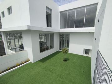 Hermosa casa Moderna tipo Minimalista en el Valle de los Chillos