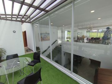 Hermosa casa Moderna tipo Minimalista en el Valle de los Chillos