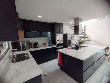 Hermosa casa Moderna tipo Minimalista en el Valle de los Chillos