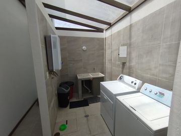 Hermosa casa Moderna tipo Minimalista en el Valle de los Chillos
