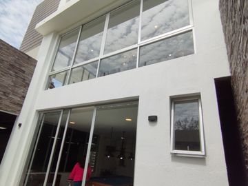Hermosa casa Moderna tipo Minimalista en el Valle de los Chillos