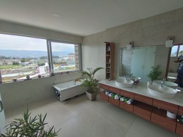 Hermosa casa Moderna tipo Minimalista en el Valle de los Chillos