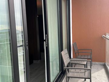 Nuevo y moderno departamento totalmente amueblado y equipado en Parkview