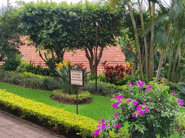 Departamento en PB, 149 m2, 2 albercas, jardines, palapa, Fraccionamiento   Junto al Rio Temixco, Mor.