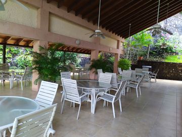 Departamento en PB, 149 m2, 2 albercas, jardines, palapa, Fraccionamiento   Junto al Rio Temixco, Mor.