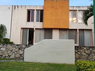 Casa de 2 recamaras con alberca en el Fraccionamiento Las Palmas, Xochitepec, Mor.