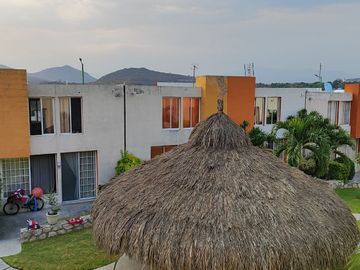 Casa de 2 recamaras con alberca en el Fraccionamiento Las Palmas, Xochitepec, Mor.