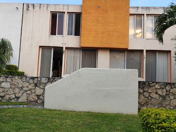 Casa de 2 recamaras con alberca en el Fraccionamiento Las Palmas, Xochitepec, Mor.