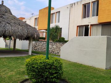 Casa de 2 recamaras con alberca en el Fraccionamiento Las Palmas, Xochitepec, Mor.