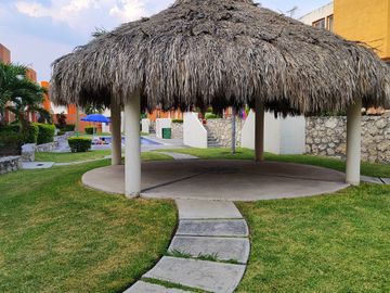 Casa de 2 recamaras con alberca en el Fraccionamiento Las Palmas, Xochitepec, Mor.