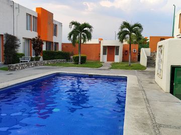 Casa de 2 recamaras con alberca en el Fraccionamiento Las Palmas, Xochitepec, Mor.