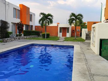 Casa de 2 recamaras con alberca en el Fraccionamiento Las Palmas, Xochitepec, Mor.