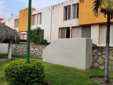 Casa de 2 recamaras con alberca en el Fraccionamiento Las Palmas, Xochitepec, Mor.