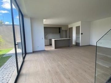 Hermoso duplex de venta en Urbanzación privada en Miravalle, Cumbaya  a 5 minutos de la USFQ