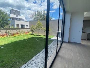 Hermoso duplex de venta en Urbanzación privada en Miravalle, Cumbaya  a 5 minutos de la USFQ
