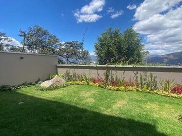 Hermoso duplex de venta en Urbanzación privada en Miravalle, Cumbaya  a 5 minutos de la USFQ