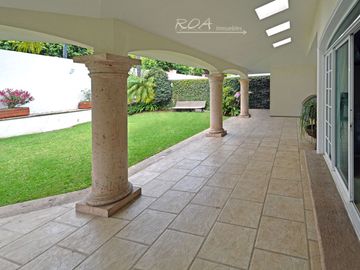 Puerta de Hierro Amplia Residencia en Coto Privado English Spoken