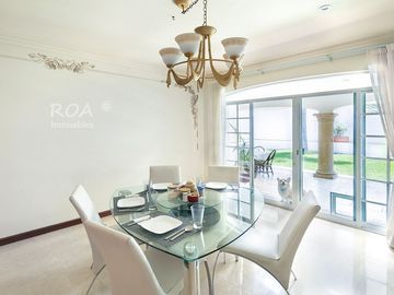 Puerta de Hierro Amplia Residencia en Coto Privado English Spoken