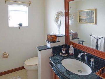 Puerta de Hierro Amplia Residencia en Coto Privado English Spoken