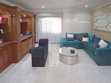 Puerta de Hierro Amplia Residencia en Coto Privado English Spoken