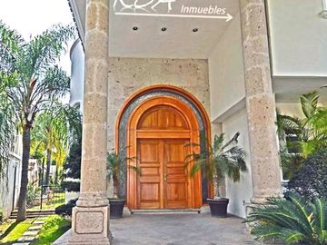 Puerta de Hierro Amplia Residencia en Coto Privado English Spoken