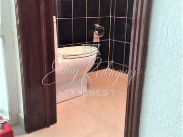 CASA EN VENTA en ARBDE, León,Gto; IDEAL PARA OFICINAS-CONSULTORIO O CASA, 3 REC, 5 AUTOS