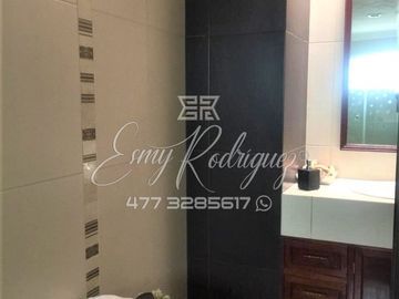 CASA EN VENTA en ARBDE, León,Gto; IDEAL PARA OFICINAS-CONSULTORIO O CASA, 3 REC, 5 AUTOS
