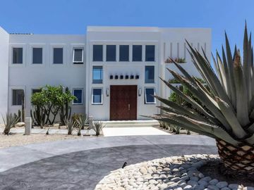 Casa con vista al mar, dos pisos, cochera, jardín, alberca, terraza, sala de juegos, area para practicar golf en Pacific Ocean, Cabo San Lucas.